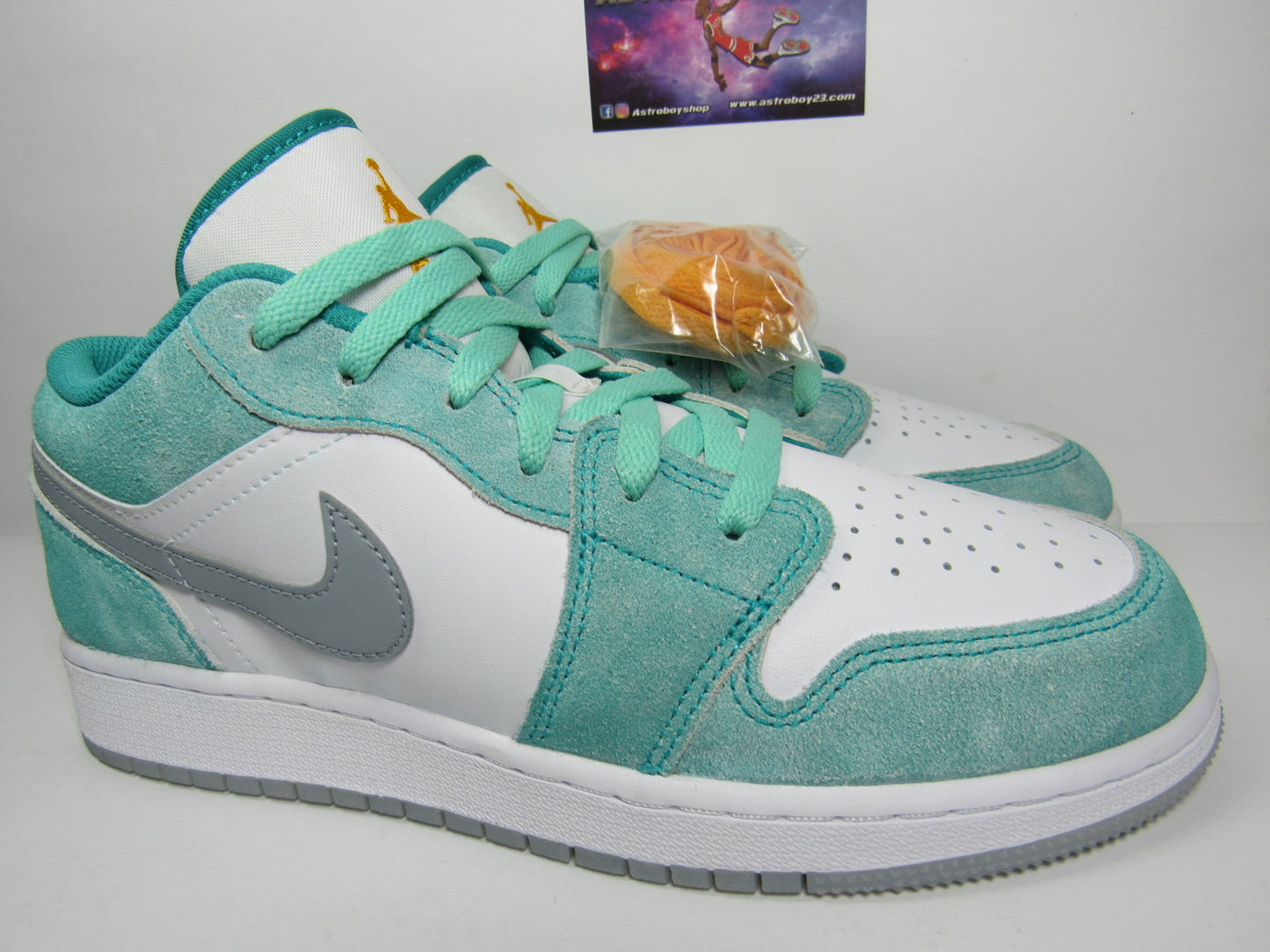 JORDAN 1 LOW KIDS "NEW EMERALD" EN CAJA