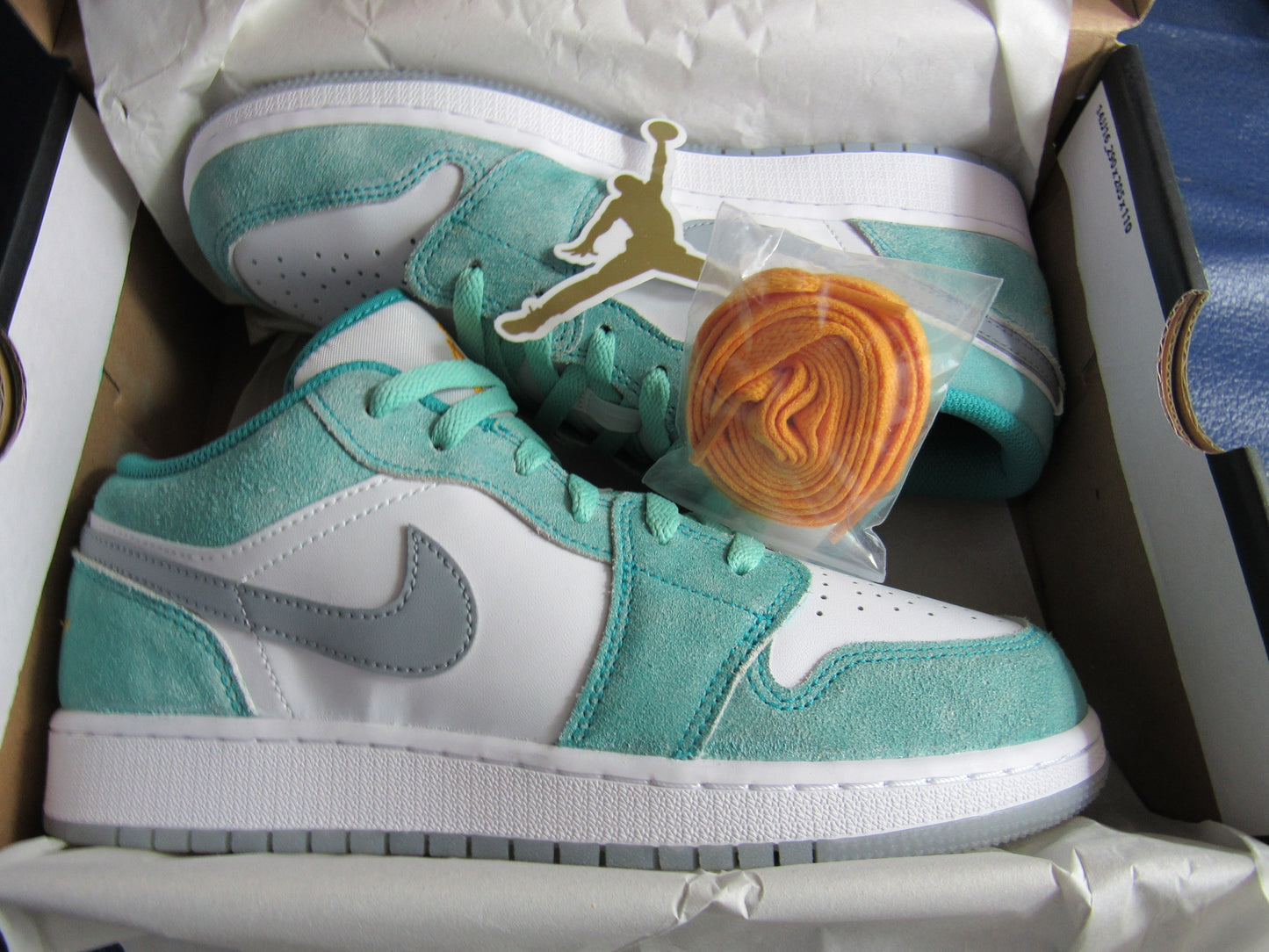 JORDAN 1 LOW KIDS "NEW EMERALD" EN CAJA