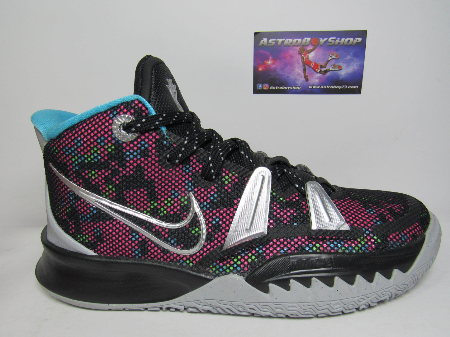 KYRIE 7 PIXEL CAMO EN CAJA (23 MEX)