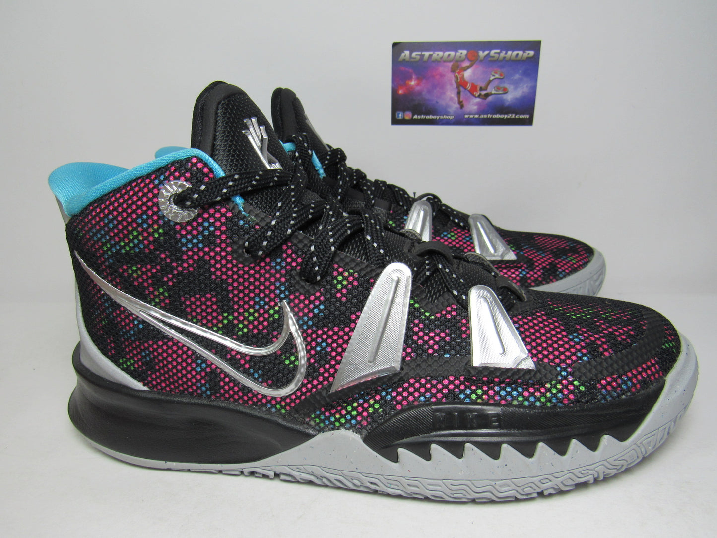KYRIE 7 PIXEL CAMO EN CAJA (23 MEX)