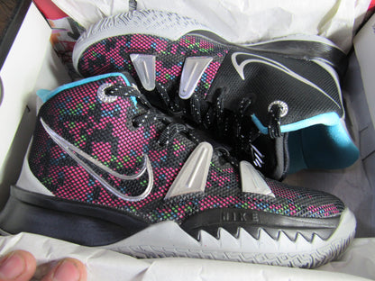 KYRIE 7 PIXEL CAMO EN CAJA (23 MEX)
