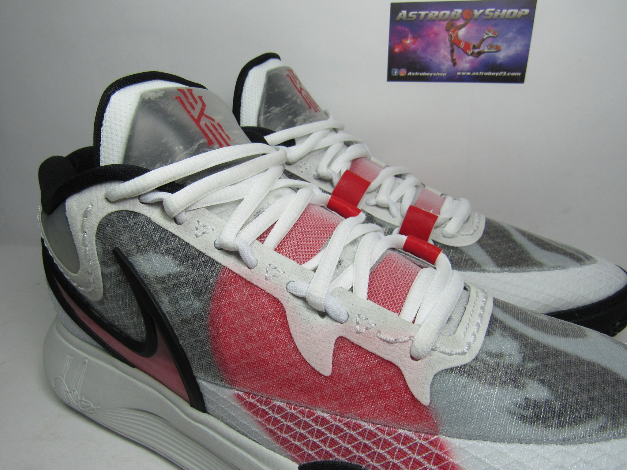 KYRIE IRVING 8 WHITE RED EN CAJA