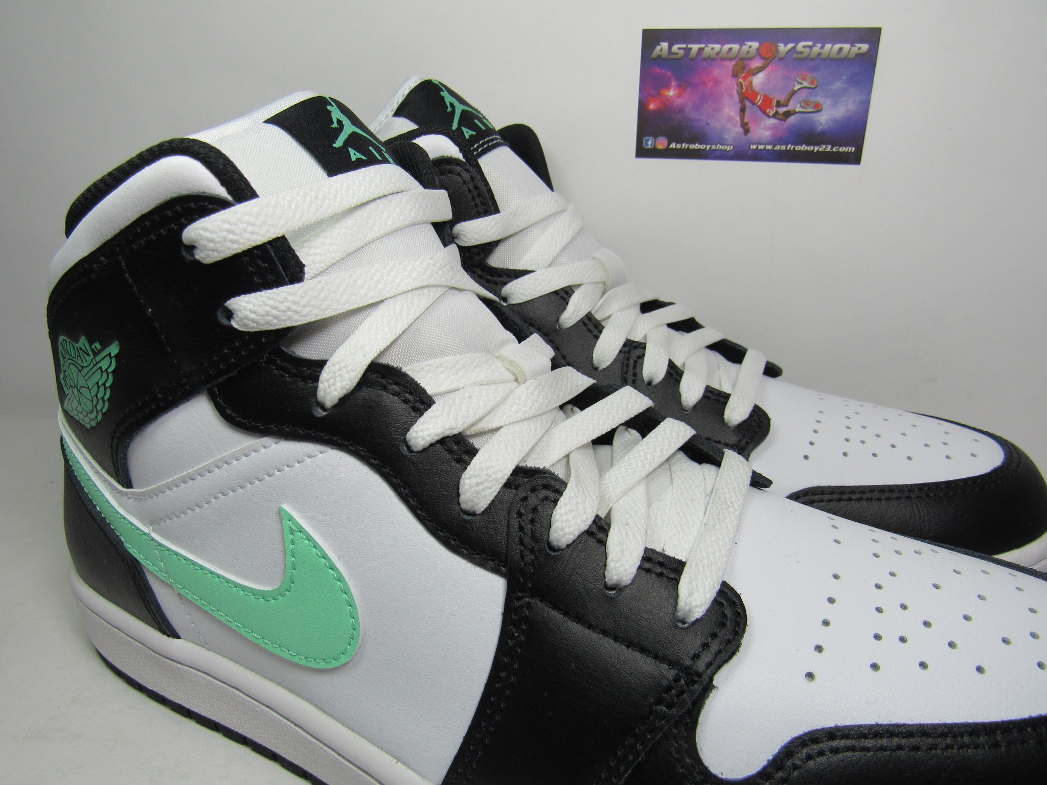 JORDAN 1 MID GREEN GLOW EN CAJA ASTROBOYSHOP SNEAKER STORE