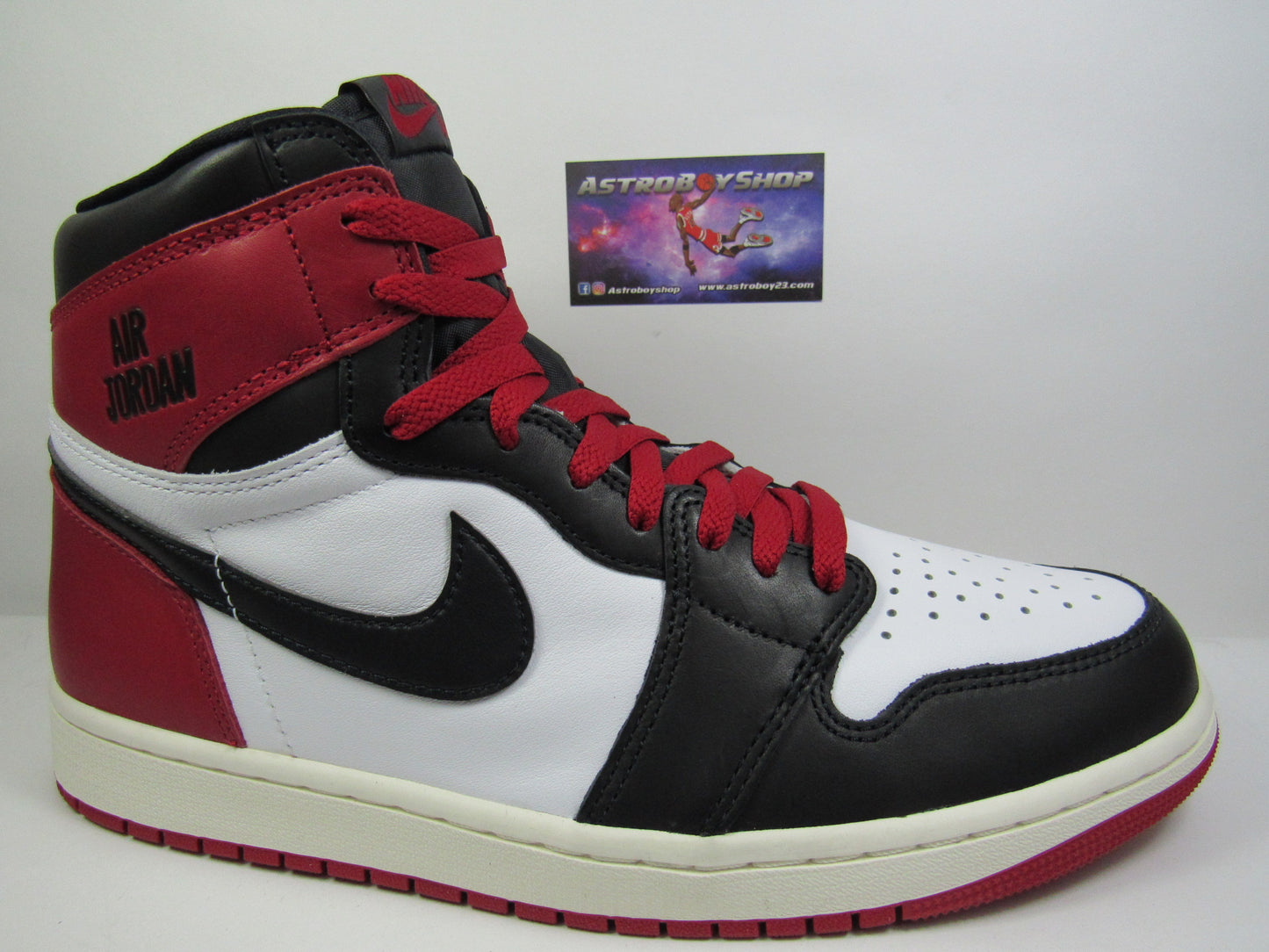 JORDAN 1 HIGH OG BLACK TOE REIMAGINED EN CAJA