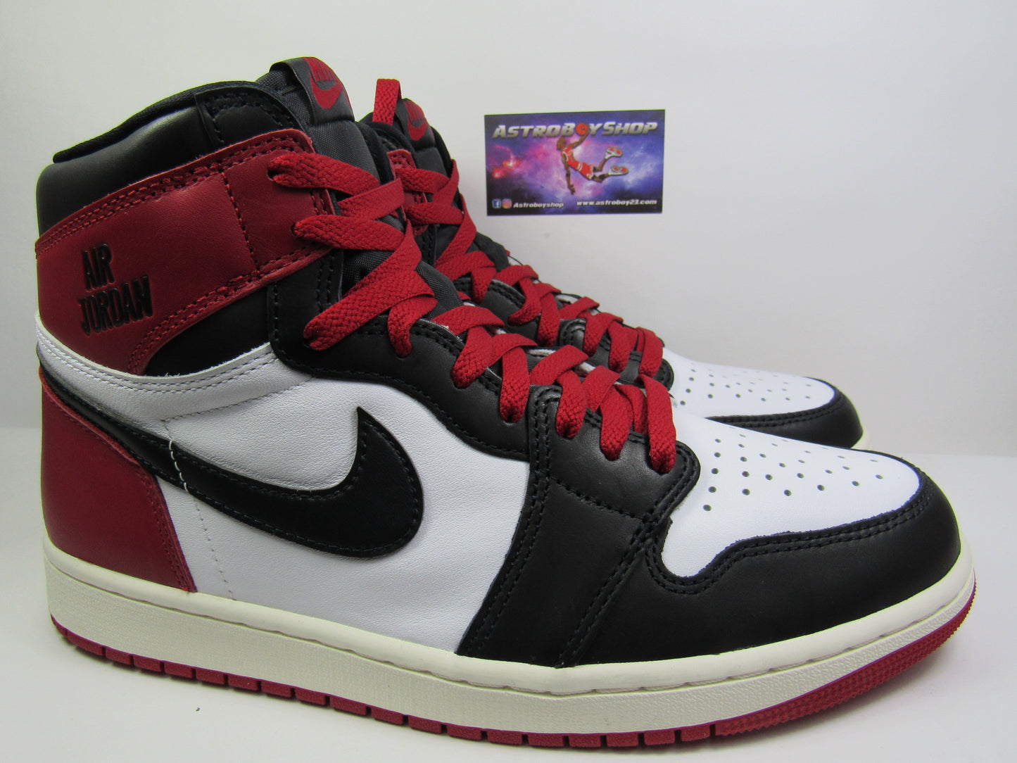 JORDAN 1 HIGH OG BLACK TOE REIMAGINED EN CAJA