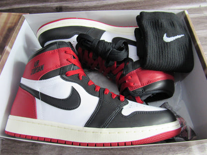 JORDAN 1 HIGH BLACK TOE REIMAGINED EN CAJA CON EXTRA LACES