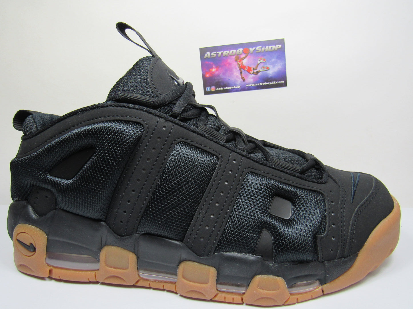 PIPPEN AIR MORE UPTEMPO LOW BLACK GUM EN CAJA