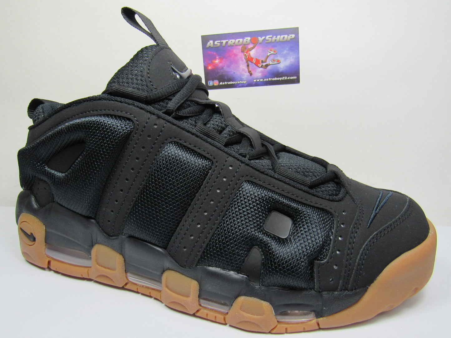 PIPPEN AIR MORE UPTEMPO LOW BLACK GUM EN CAJA