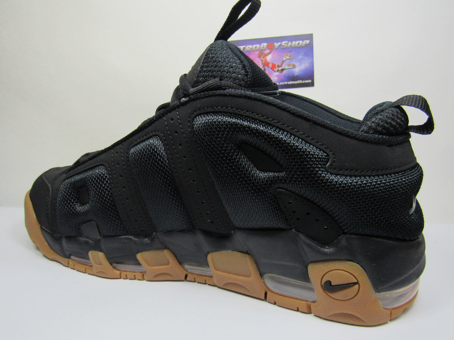 PIPPEN AIR MORE UPTEMPO LOW BLACK GUM EN CAJA