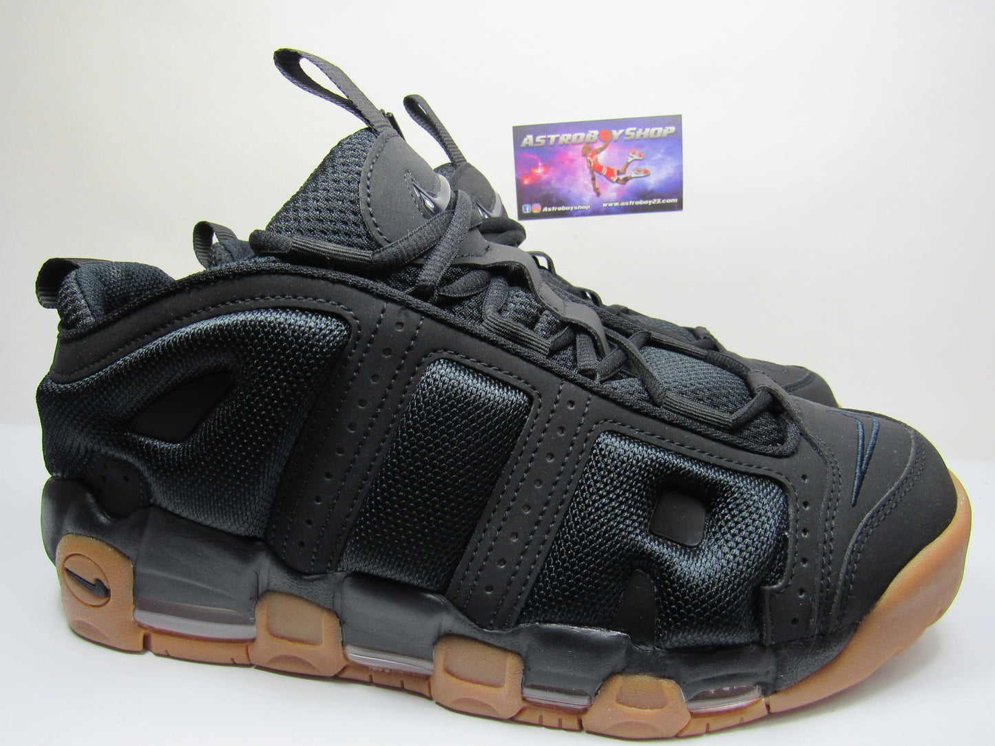 PIPPEN AIR MORE UPTEMPO LOW BLACK GUM EN CAJA