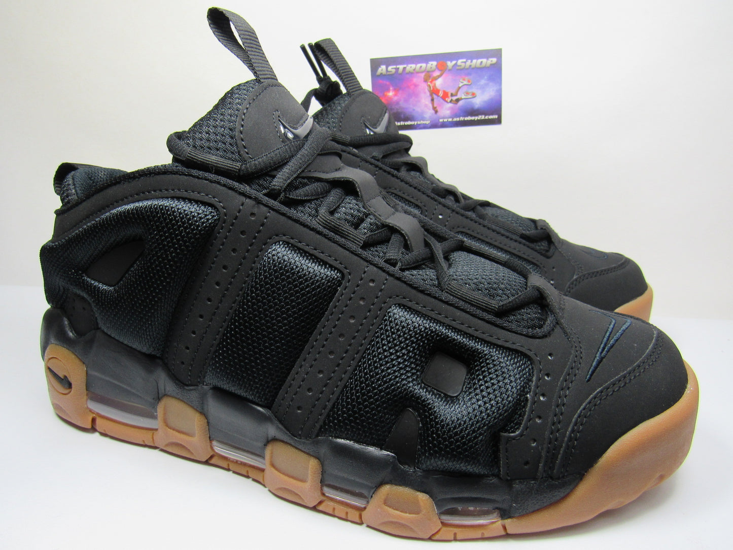 PIPPEN AIR MORE UPTEMPO LOW BLACK GUM EN CAJA