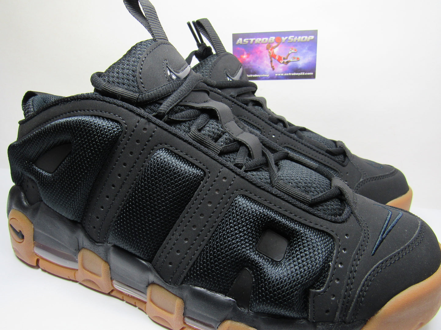 PIPPEN AIR MORE UPTEMPO LOW BLACK GUM EN CAJA