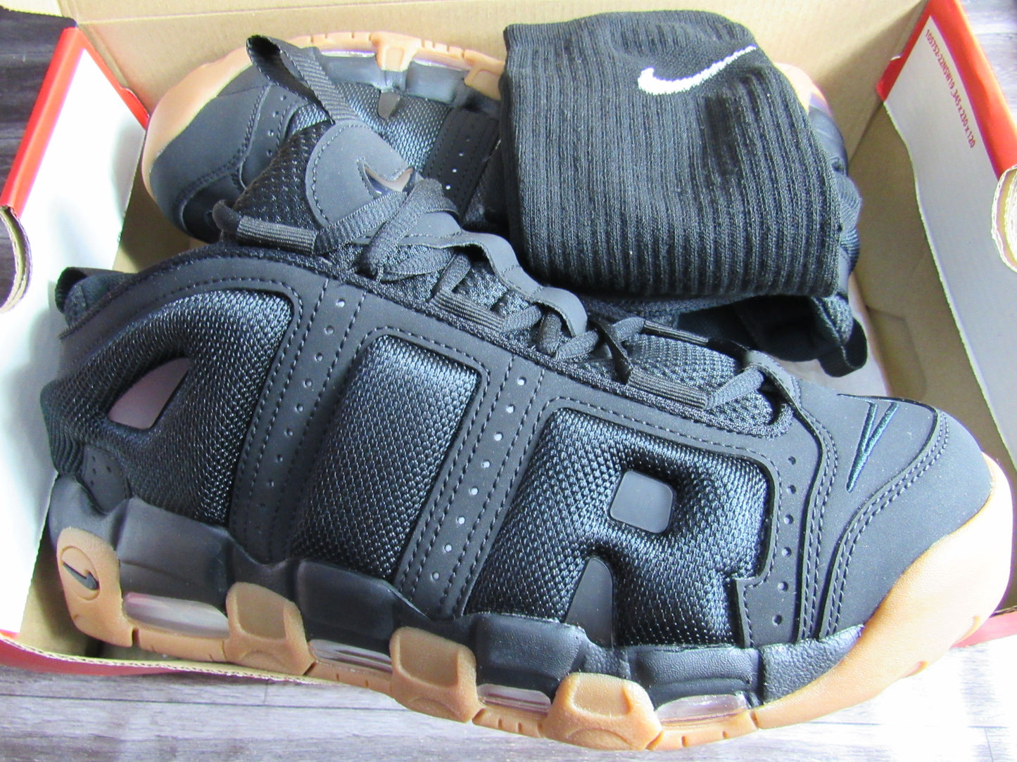 PIPPEN AIR MORE UPTEMPO LOW BLACK GUM EN CAJA