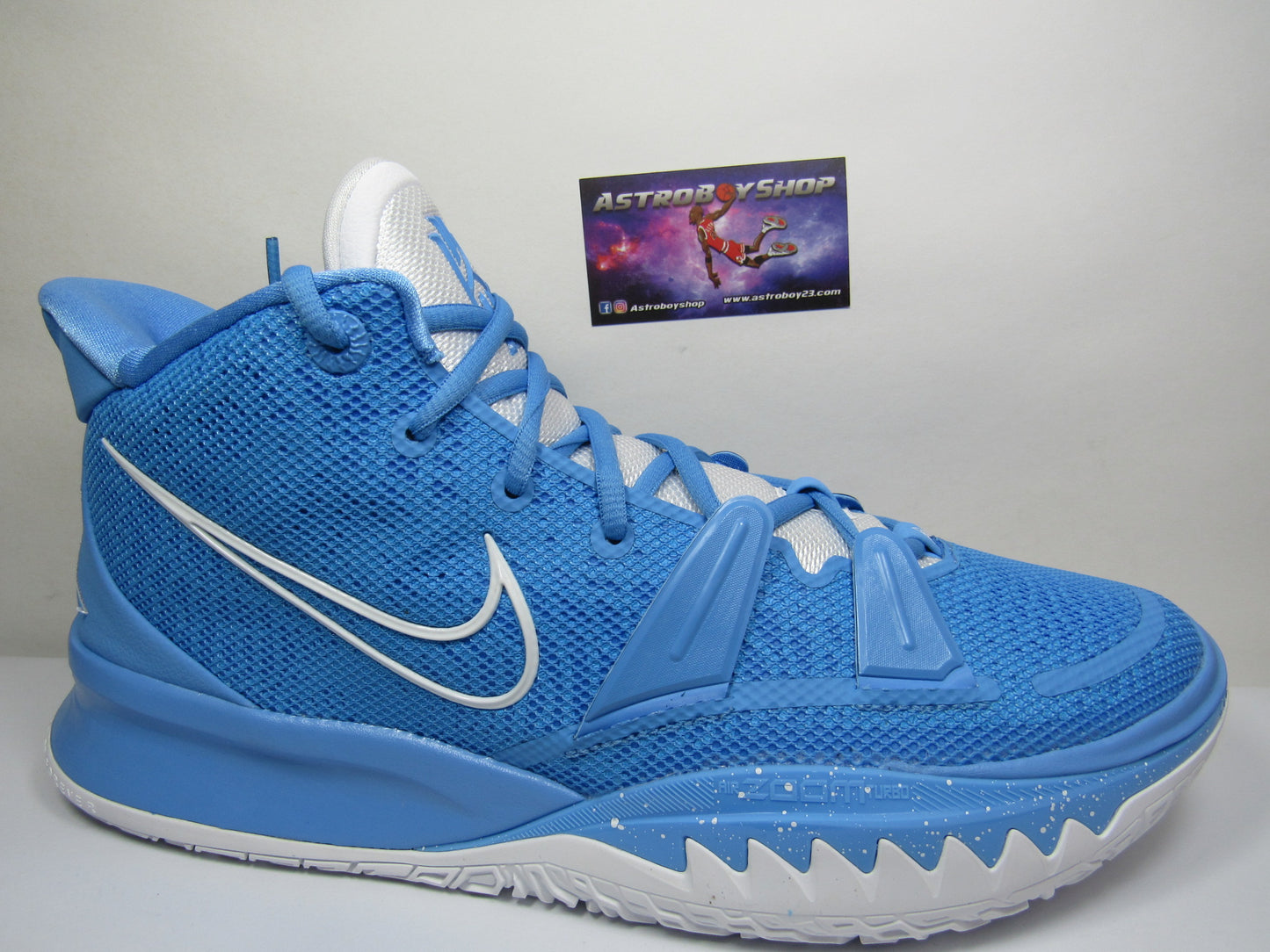 KYRIE 7 UNIVERSITY BLUE EN CAJA