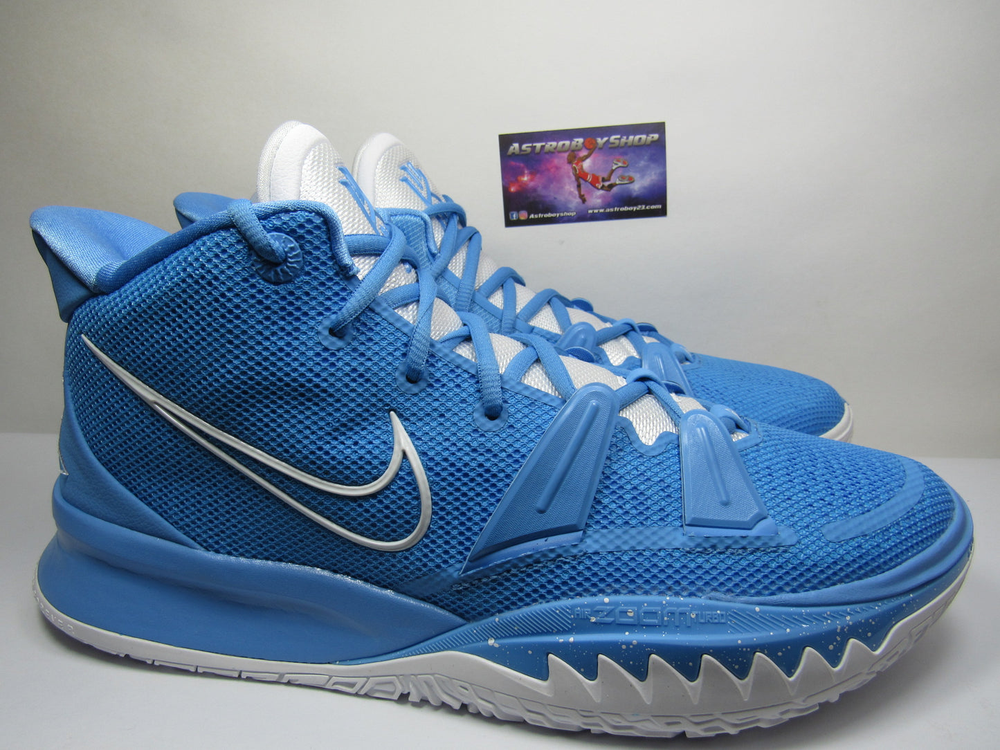 KYRIE 7 UNIVERSITY BLUE EN CAJA