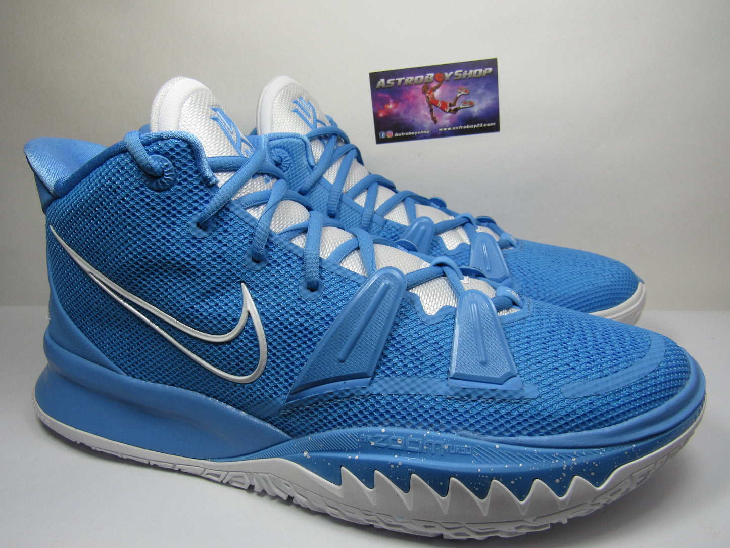 KYRIE 7 UNIVERSITY BLUE EN CAJA