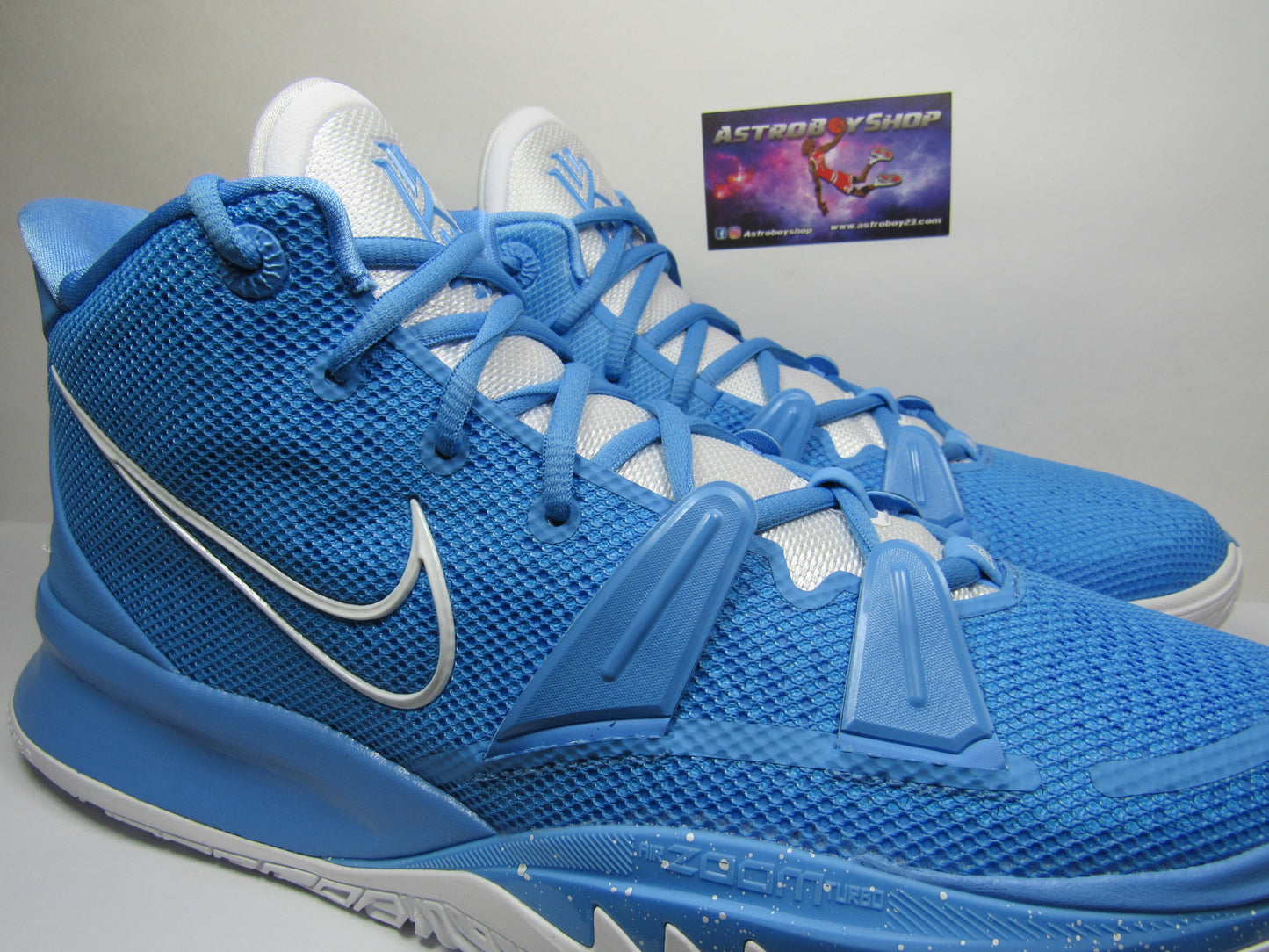 KYRIE 7 UNIVERSITY BLUE EN CAJA