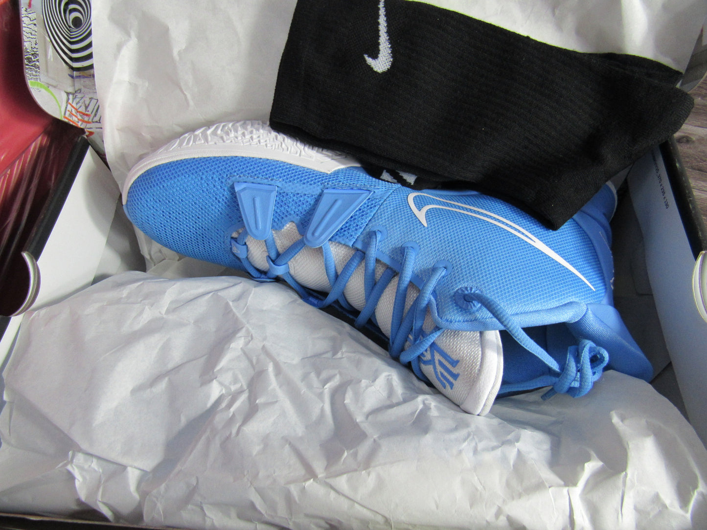 KYRIE 7 UNIVERSITY BLUE EN CAJA