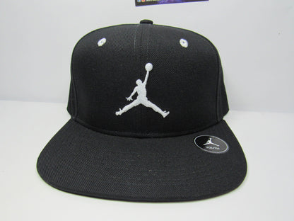GORRA PLANA JORDAN BLACK WHITE (NIÑOS 8-12 AÑOS) YOUTH