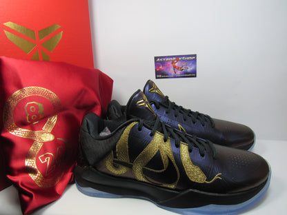 KOBE 5 YEAR OF MAMBA EGGPLANT EN CAJA CON MORRAL