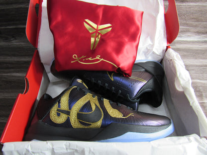 KOBE 5 YEAR OF MAMBA EGGPLANT EN CAJA CON MORRAL