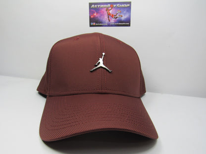 GORRA CURVA JORDAN RISE LOGO DE METAL BROWN (M/L)