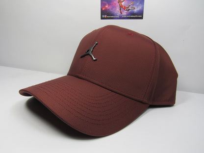 GORRA CURVA JORDAN RISE LOGO DE METAL BROWN (M/L)