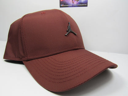 GORRA CURVA JORDAN RISE LOGO DE METAL BROWN (M/L)