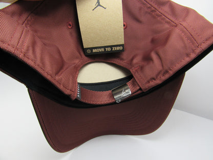 GORRA CURVA JORDAN RISE LOGO DE METAL BROWN (M/L)