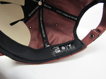 GORRA CURVA JORDAN RISE LOGO DE METAL BROWN (M/L)