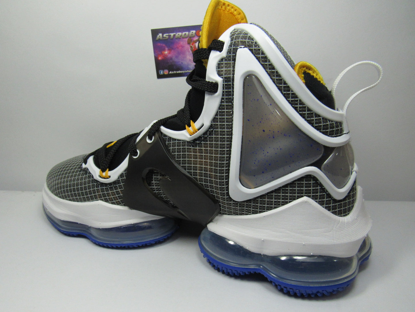 LEBRON 19 HARDWOOD CLASSICS EN CAJA