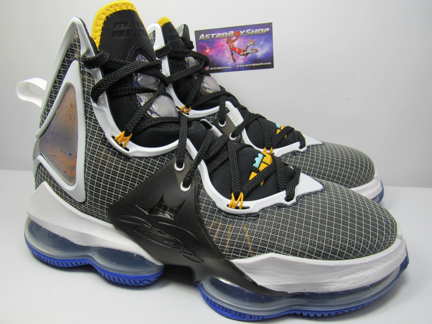 LEBRON 19 HARDWOOD CLASSICS EN CAJA