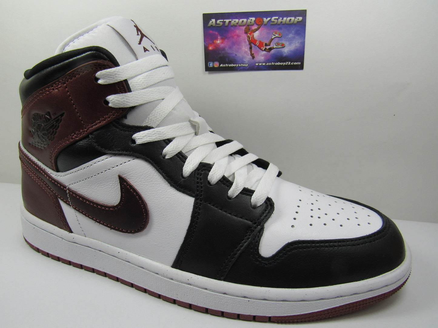 JORDAN 1 MID SE DARK PONY EN CAJA