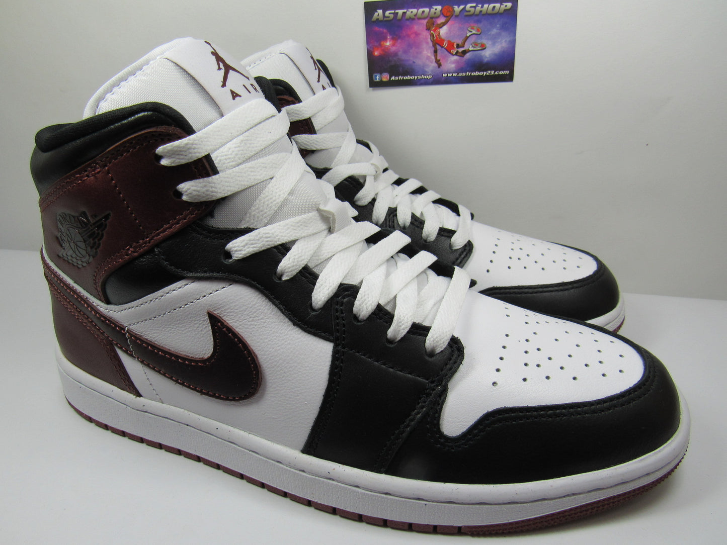 JORDAN 1 MID SE DARK PONY EN CAJA