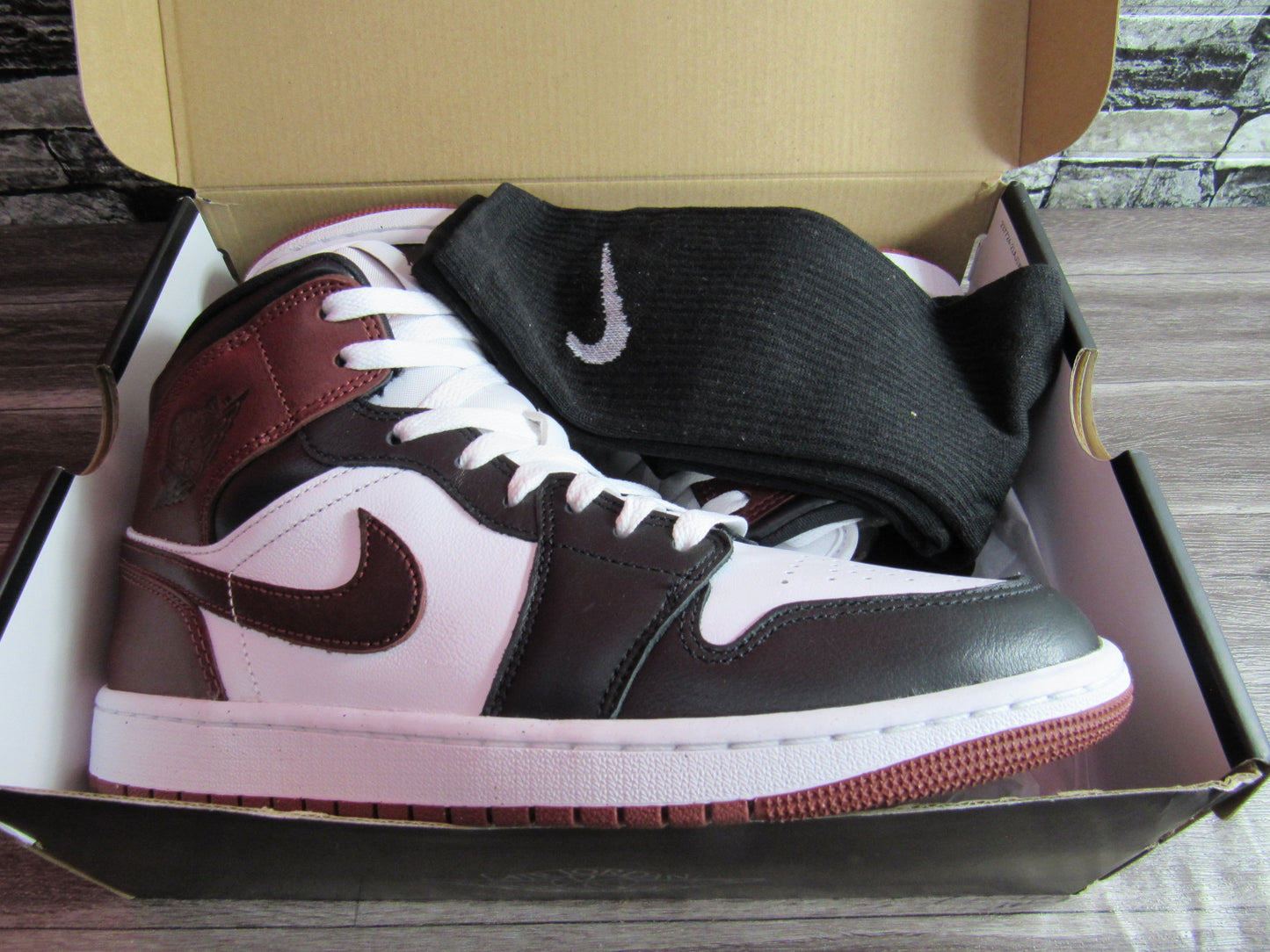 JORDAN 1 MID SE DARK PONY EN CAJA