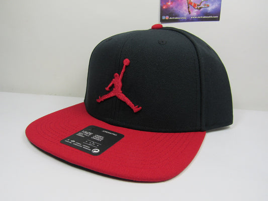 GORRA JORDAN PLANA JUMPMAN BRED BULLS BORDADO GRUESO (UNITALLA)