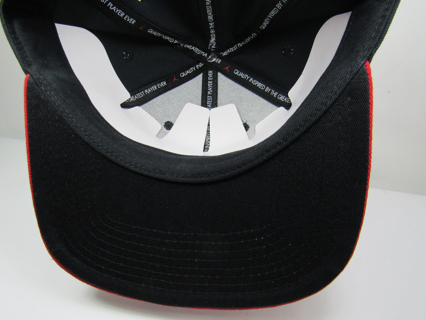 GORRA JORDAN PLANA JUMPMAN BRED BULLS BORDADO GRUESO (UNITALLA)