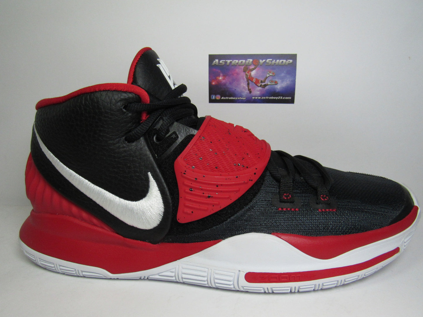 KYRIE IRVING 6 "BLACK UNIVERSITY RED" EN CAJA