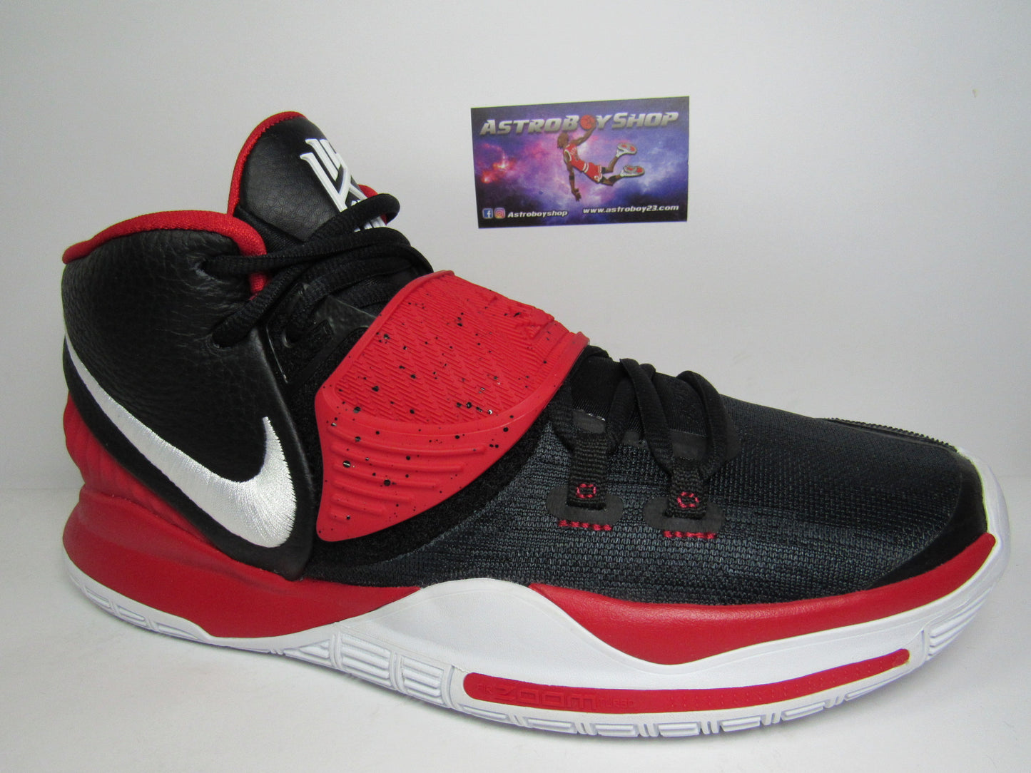 KYRIE IRVING 6 "BLACK UNIVERSITY RED" EN CAJA