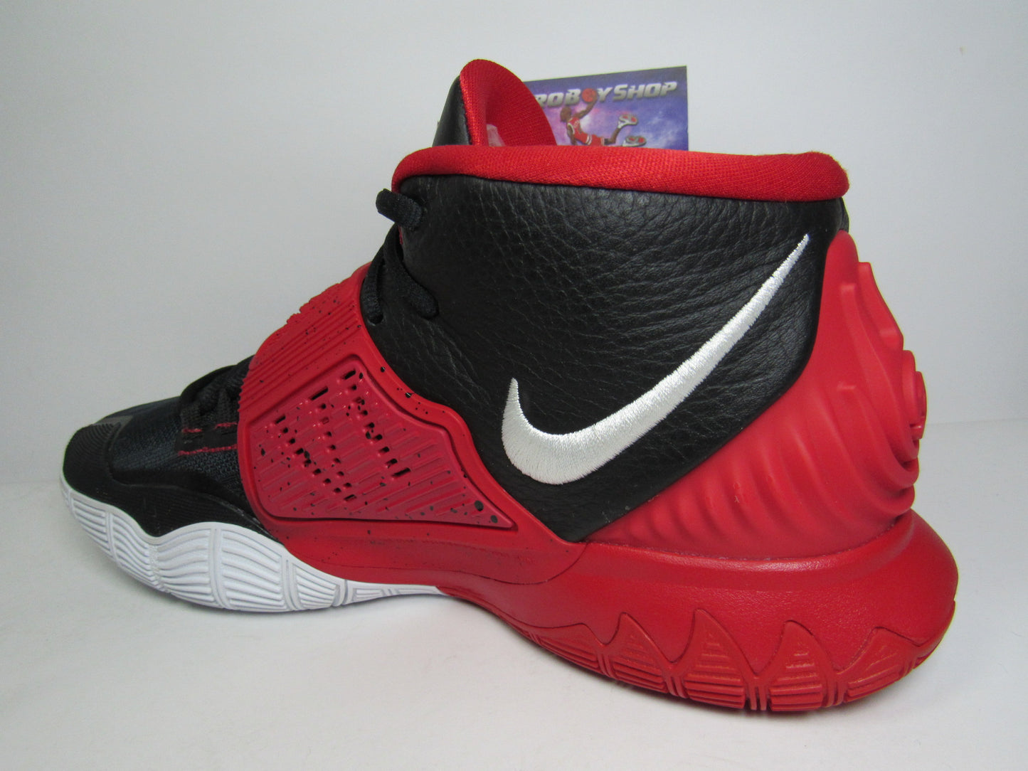 KYRIE IRVING 6 "BLACK UNIVERSITY RED" EN CAJA