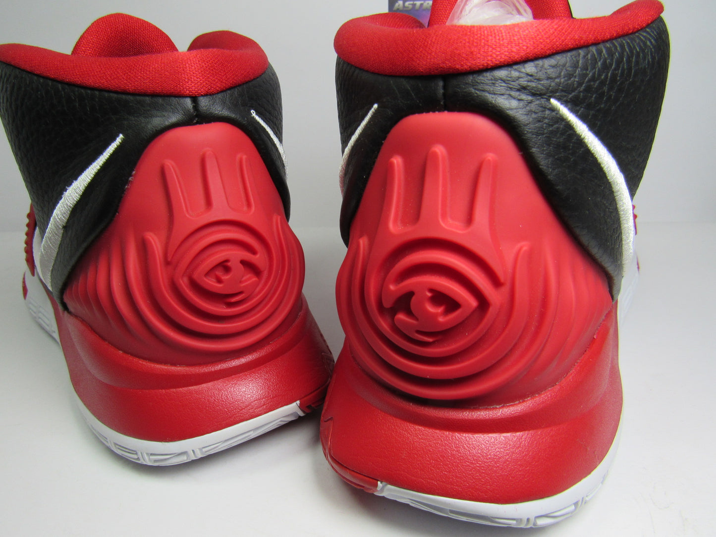 KYRIE IRVING 6 "BLACK UNIVERSITY RED" EN CAJA