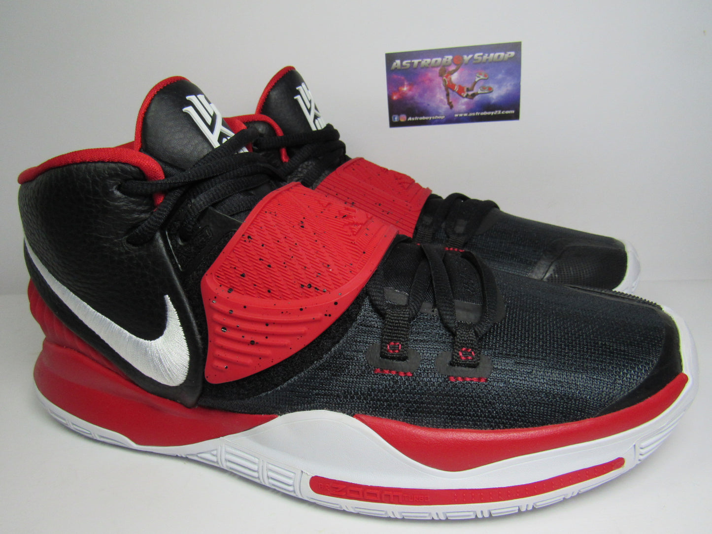 KYRIE IRVING 6 "BLACK UNIVERSITY RED" EN CAJA