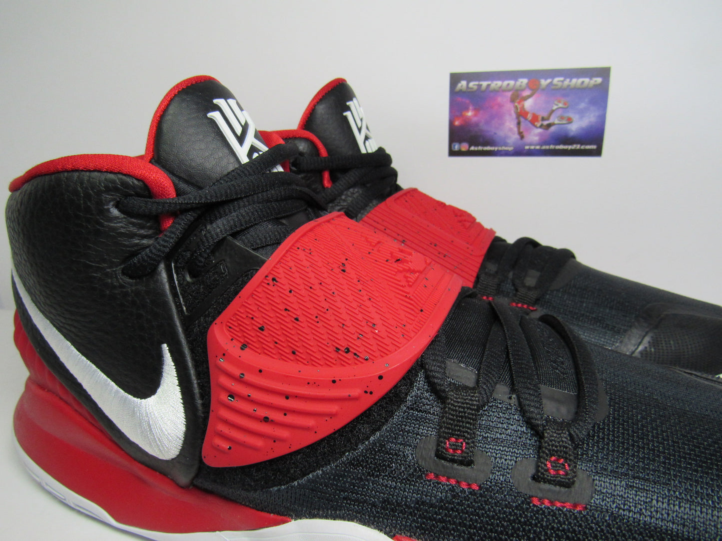 KYRIE IRVING 6 "BLACK UNIVERSITY RED" EN CAJA