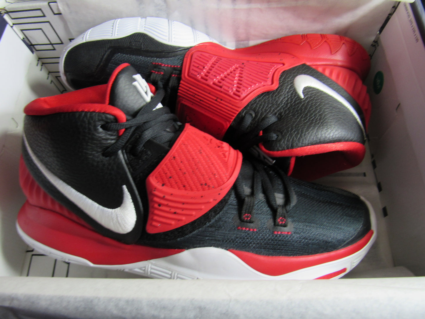 KYRIE IRVING 6 "BLACK UNIVERSITY RED" EN CAJA