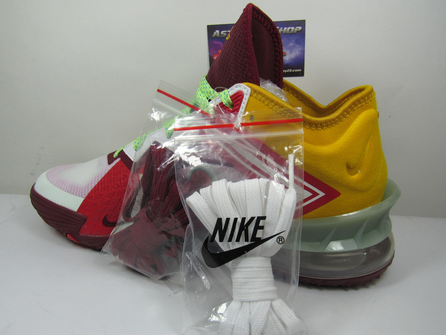 LEBRON 18 LOW MIMI PLANGE EN CAJA