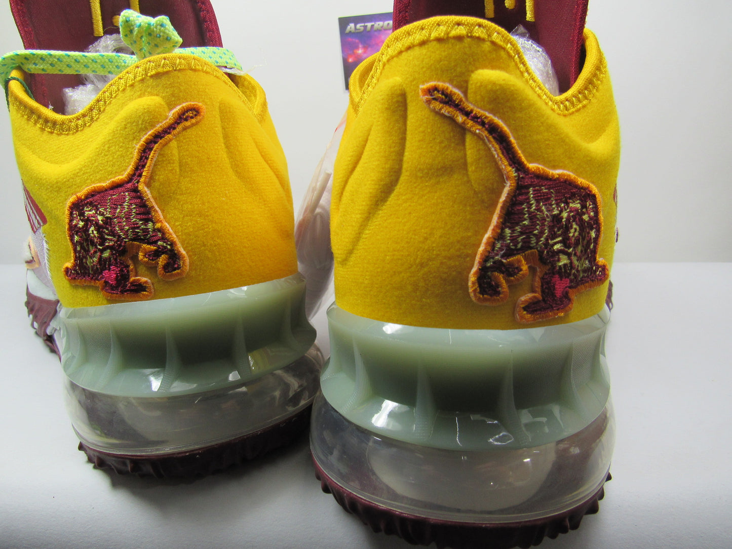 LEBRON 18 LOW MIMI PLANGE EN CAJA