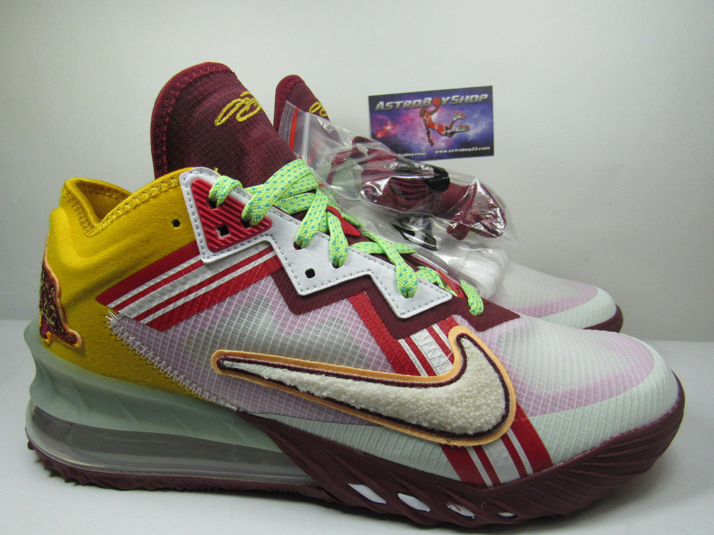 LEBRON 18 LOW MIMI PLANGE EN CAJA