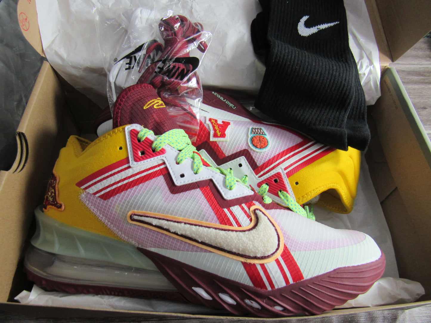 LEBRON 18 LOW MIMI PLANGE EN CAJA