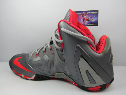 LEBRON 11 ELITE SILVER "DE USO" SE USARON UNA VEZ EN CAJA MALTRATADA