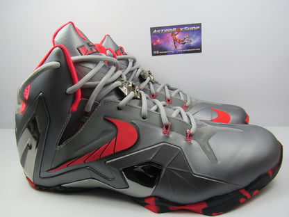 LEBRON 11 ELITE SILVER "DE USO" SE USARON UNA VEZ EN CAJA MALTRATADA